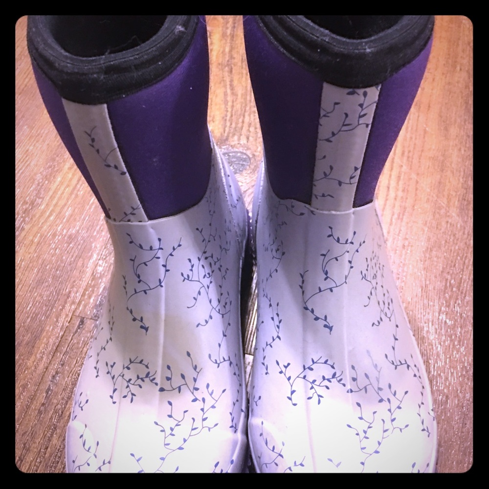 Muck boot rain boots. Lavender and floral print.